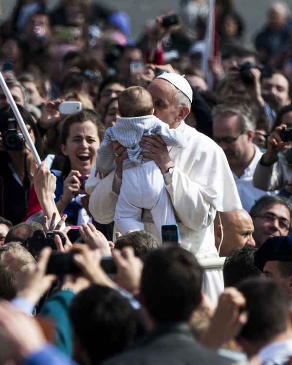 Il nuovo pontefice bacia una bambina in piazza San Pietro il 27 marzo (Alessia Giuliani)